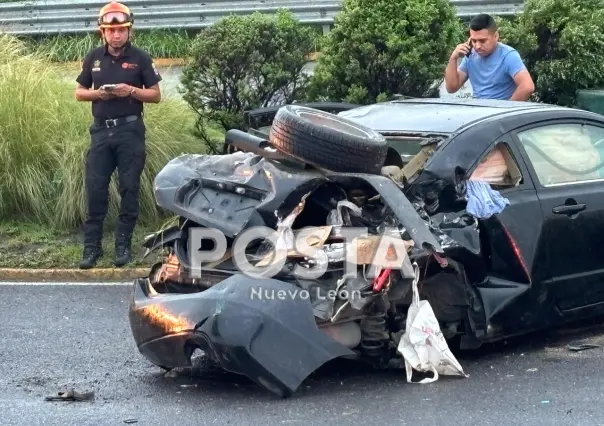 Se estrella automovilista contra señalamiento en avenida Constitución