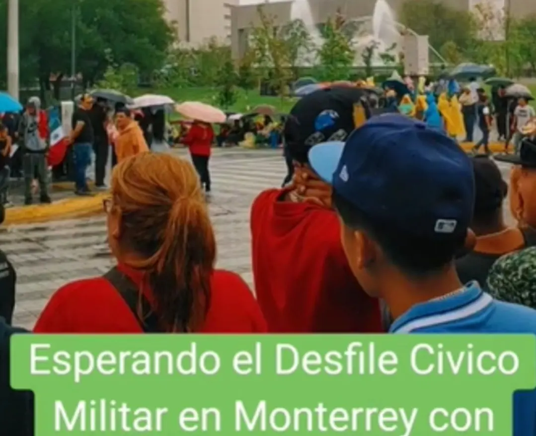 Cientos de regios esperando el paso del contingente que encabeza el desfile cívico militar. Foto: TikTok SoloenMty.