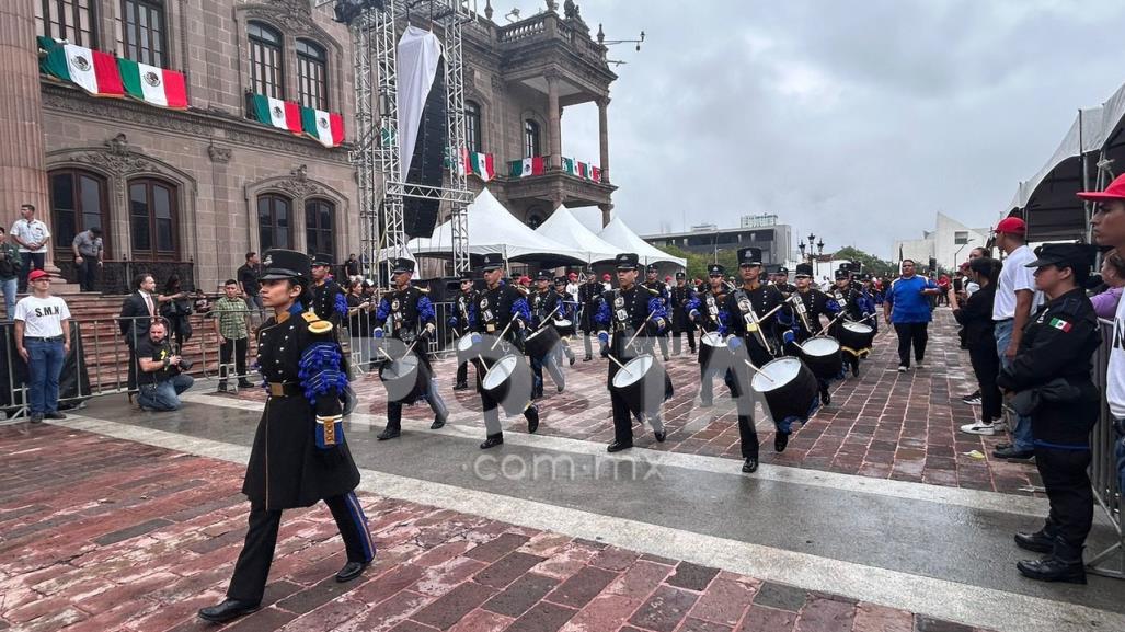 Muestran artillería por aire y tierra en desfile cívico-militar en Monterrey