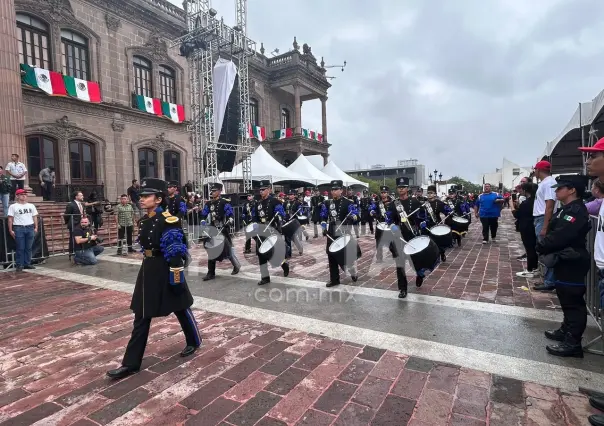 Muestran artillería por aire y tierra en desfile cívico-militar en Monterrey