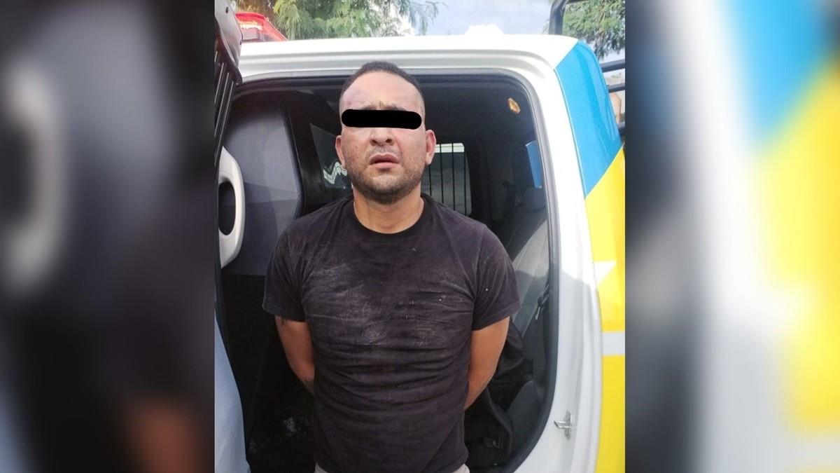 Detenido en vehículo con reporte de robo.