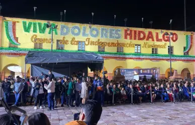 Dolores Hidalgo celebra el Grito con fuegos artificiales y música de Nodal