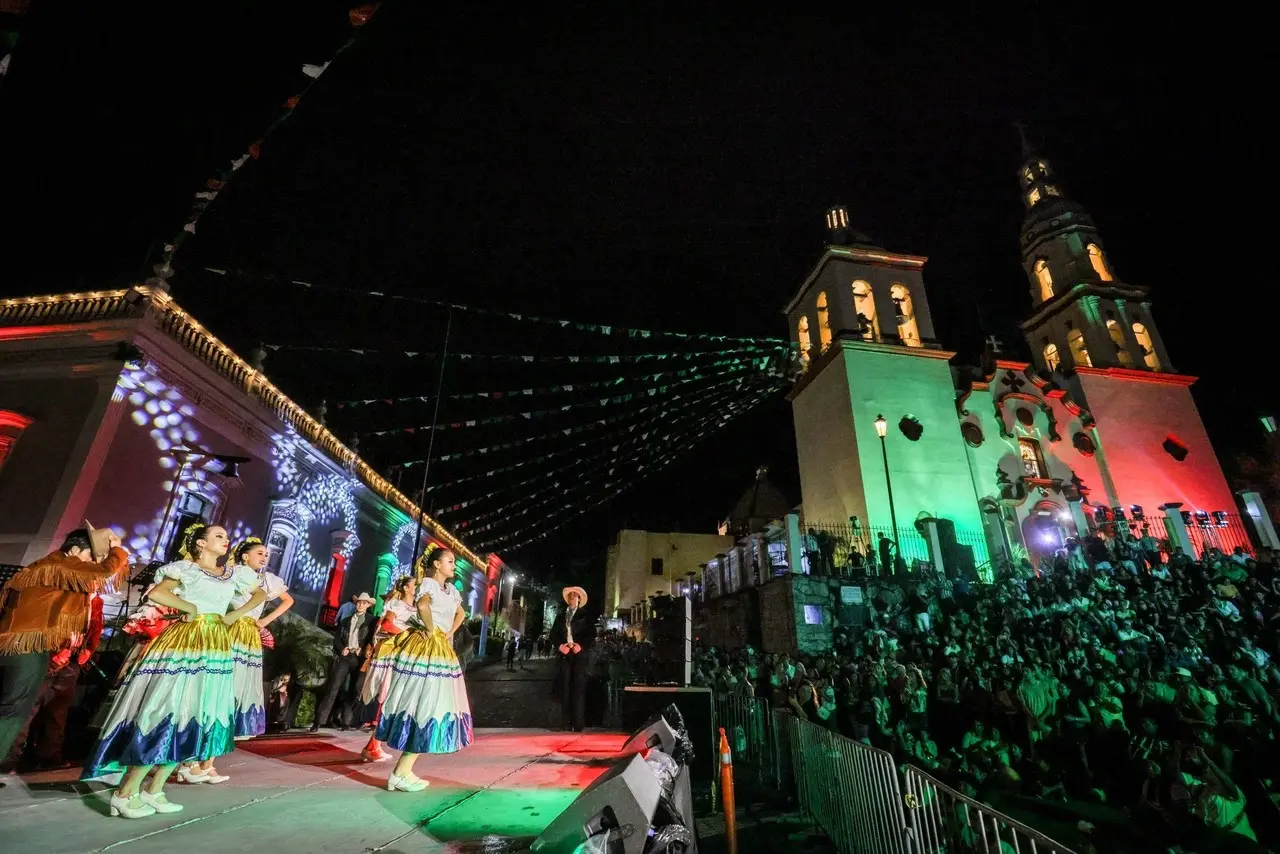 Plaza principal de Santiago donde se llevo a cabo la ceremonia del grito de independencia. Foto: Facebook David de la Peña.