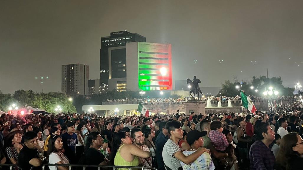 Ni la lluvia detuvo el fervor patrio en la Macroplaza