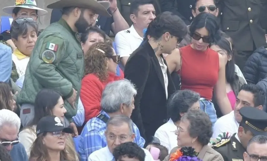 Ambos artistas junto a su hermano Leonardo Aguilar, fueron captados disfrutando del desfile del aniversario de la Independencia de México en el Zócalo capitalino Foto: Redes Sociales