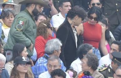 Christian Nodal y Ángela Aguilar captados en el desfile de CDMX (VIDEO)