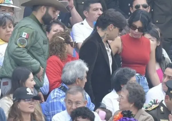 Christian Nodal y Ángela Aguilar captados en el desfile de CDMX (VIDEO)