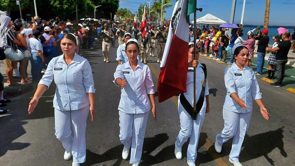 La Paz celebra el desfile cívico militar del 16 de septiembre en el malecón