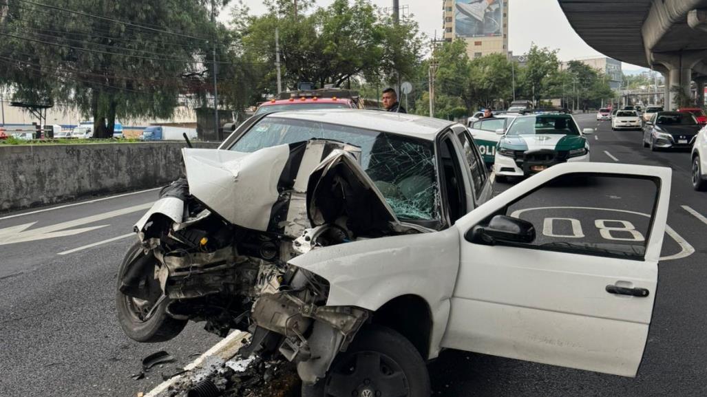 Se queda dormido y provoca aparatoso accidente, derribo señalamiento vial