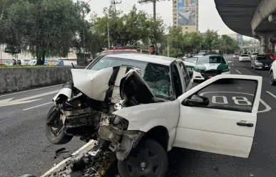 Se queda dormido y provoca aparatoso accidente, derribo señalamiento vial