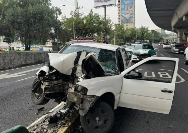 Se queda dormido y provoca aparatoso accidente, derribo señalamiento vial