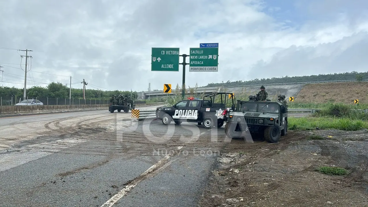 Policías de Allende y elementos de la Sedena en el anillo periférico. Foto: Raymundo Elizalde.