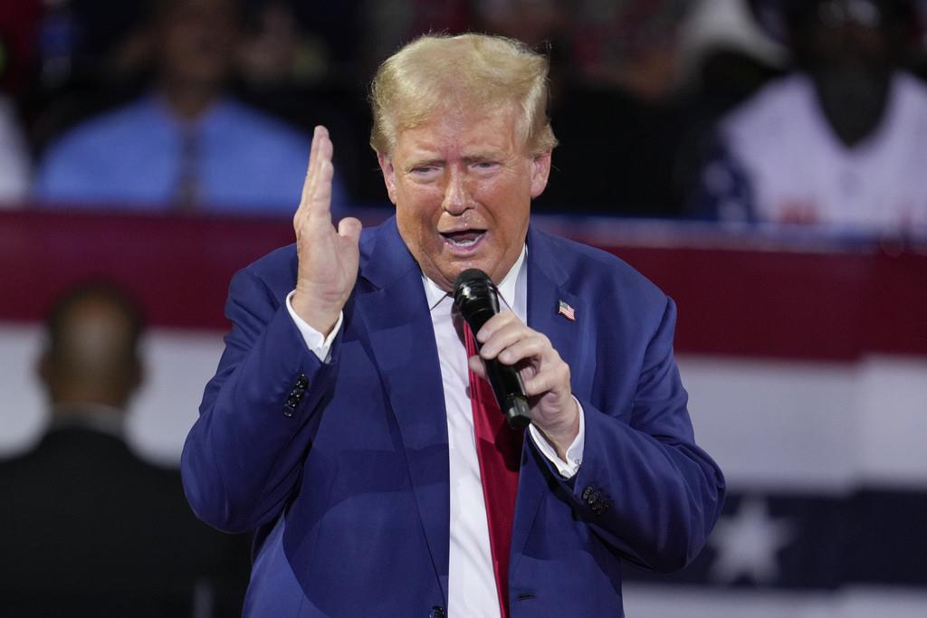 El candidato presidencial republicano y expresidente, Donald Trump, durante un foro público en el Dort Financial Center, el martes 17 de septiembre de 2024, en Flint, Michigan. (AP Foto/Paul Sancya)