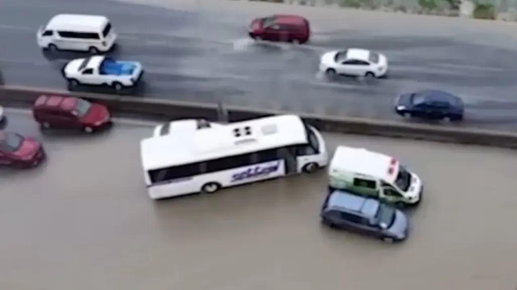 Paramédicos de Arteaga rescatan a padre e hijo atrapados por inundaciones