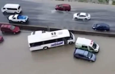 Paramédicos de Arteaga rescatan a padre e hijo atrapados por inundaciones