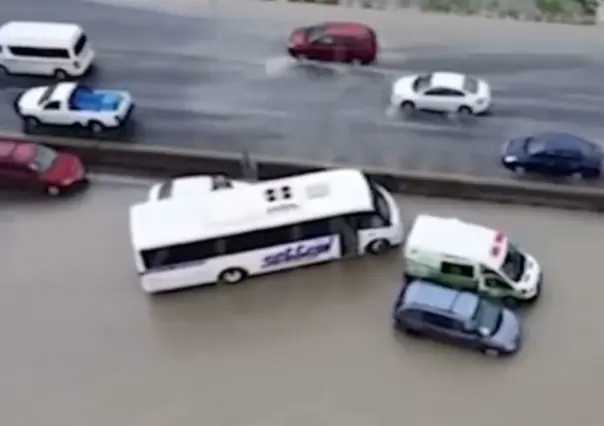 Paramédicos de Arteaga rescatan a padre e hijo atrapados por inundaciones