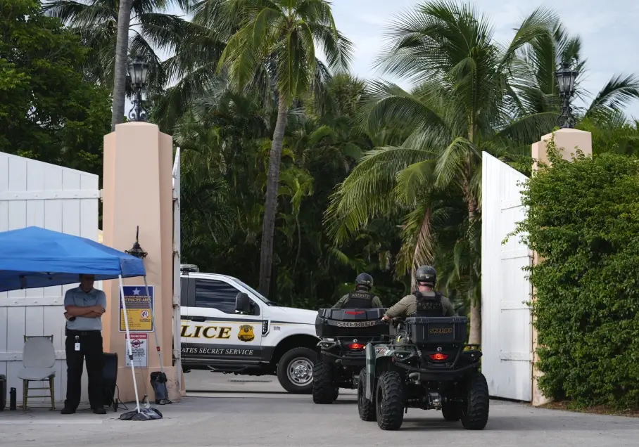 La entrada de Mar-a-Lago, mansión del expresidente Donald Trump, en Palm Beach, Florida, septiembre del 2024. (Foto AP/Rebecca Blackwell)