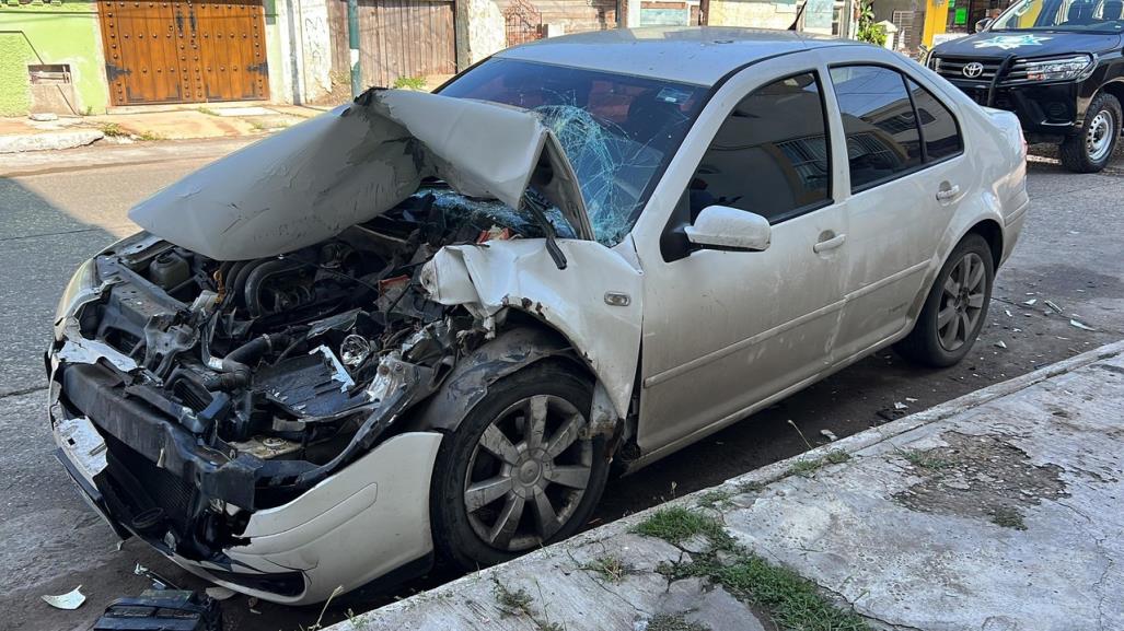 Auto destrozado al estrellarse contra plataforma de camioneta