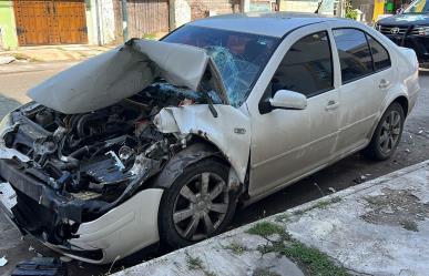 Auto destrozado al estrellarse contra plataforma de camioneta