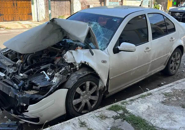 Auto destrozado al estrellarse contra plataforma de camioneta