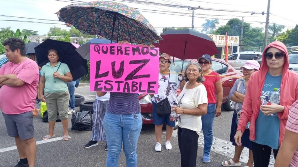 Bloquean carretera federal por apagones en Tabasco