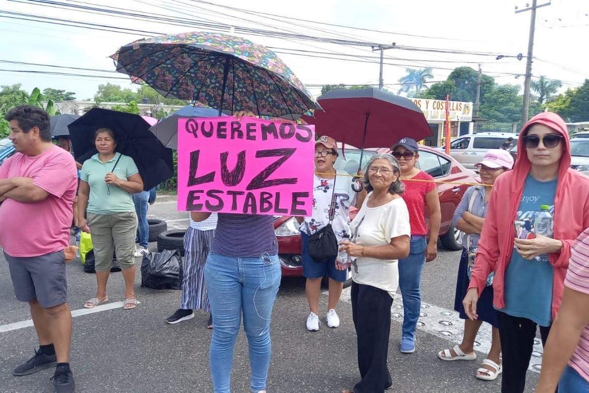 Pobladores protestando en Tabasco por falta de luz Foto: Especial