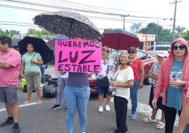 Bloquean carretera federal por apagones en Tabasco