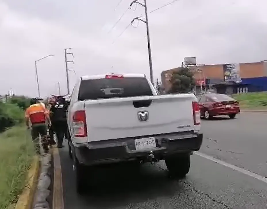 Elementos de Protección Civil de Nuevo León acudiendo a la zona del accidente. Foto: AL DÍA N.L.