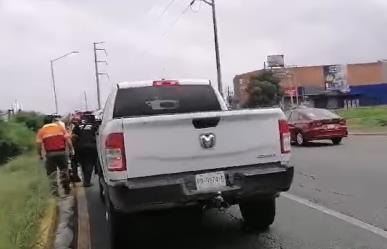 Auto cae al lecho del Río Santa Catarina