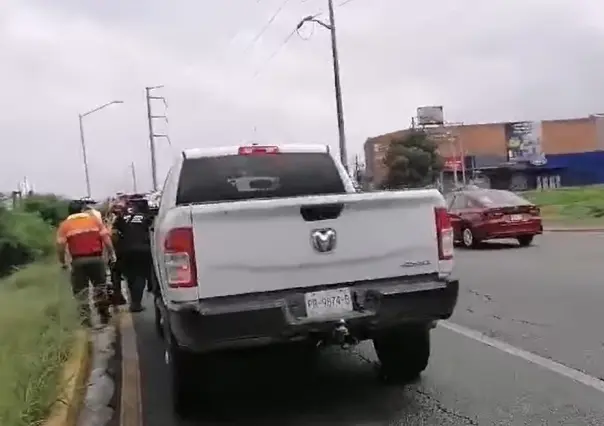 Auto cae al lecho del Río Santa Catarina