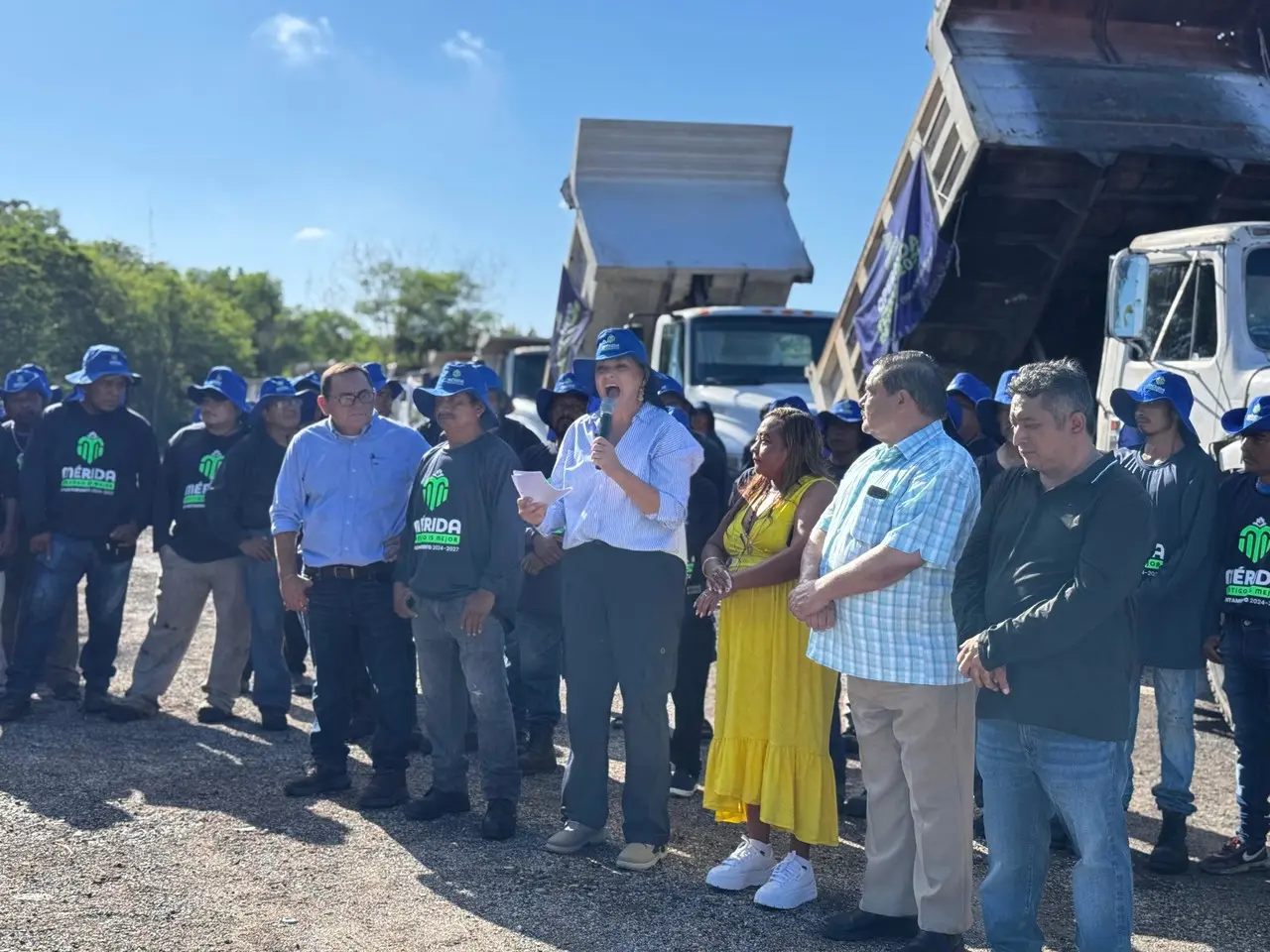 Este martes el Ayuntamiento de Mérida realizó la entrega de uniformes a las cuadrillas de la Dirección de Obras Públicas.- Foto de Irving Gil