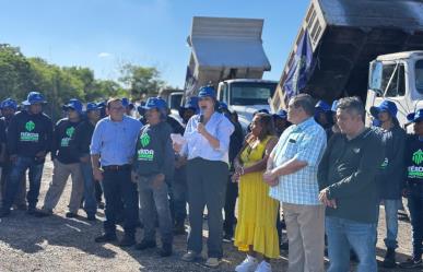 Cecilia Patrón Laviada entrega uniformes a cuadrillas de obras públicas