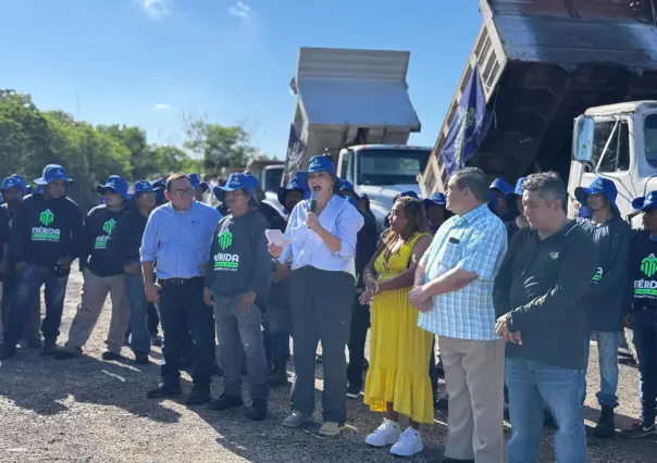 Cecilia Patrón Laviada entrega uniformes a cuadrillas de obras públicas