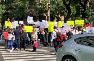 Conductores de taxis por aplicación exigen acceso al AICM