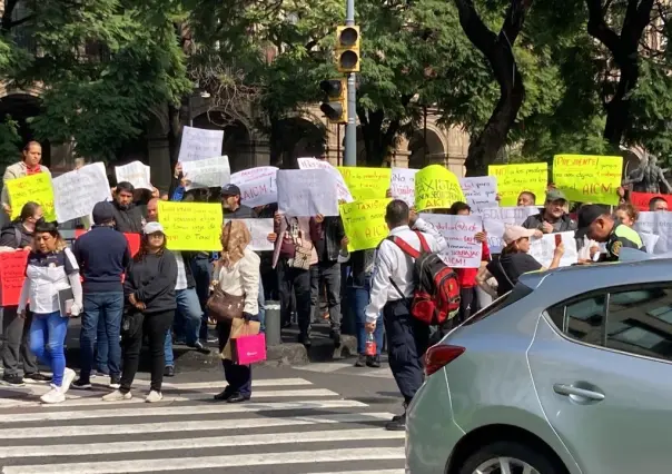 Conductores de taxis por aplicación exigen acceso al AICM