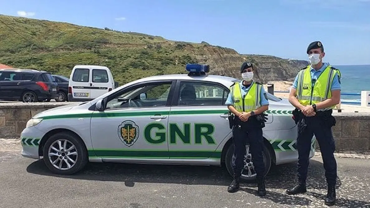 Elementos de la policía de Portugal tras haber detenido al menor que atacó a sus compañeros. Foto: @SVElClarin