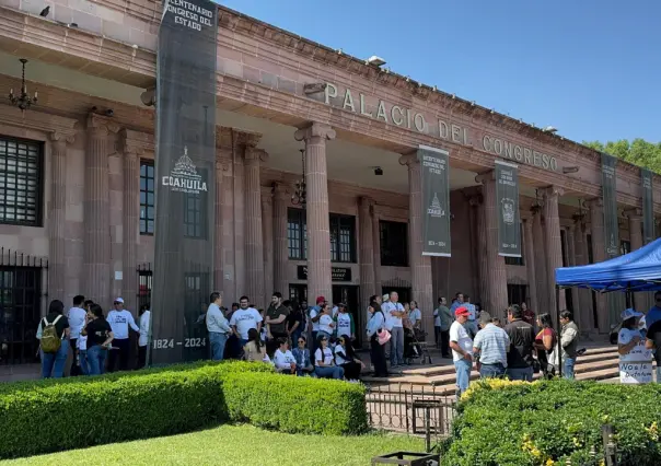 Trabajadores del Poder Judicial de la Federación se manifiestan en el Congreso 