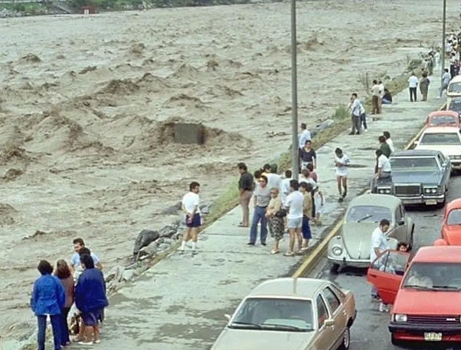 La corriente del Río Santa Catarina alcanzó un nivel muy elevado nunca antes visto. Foto: Facebook Juegos Manzo.