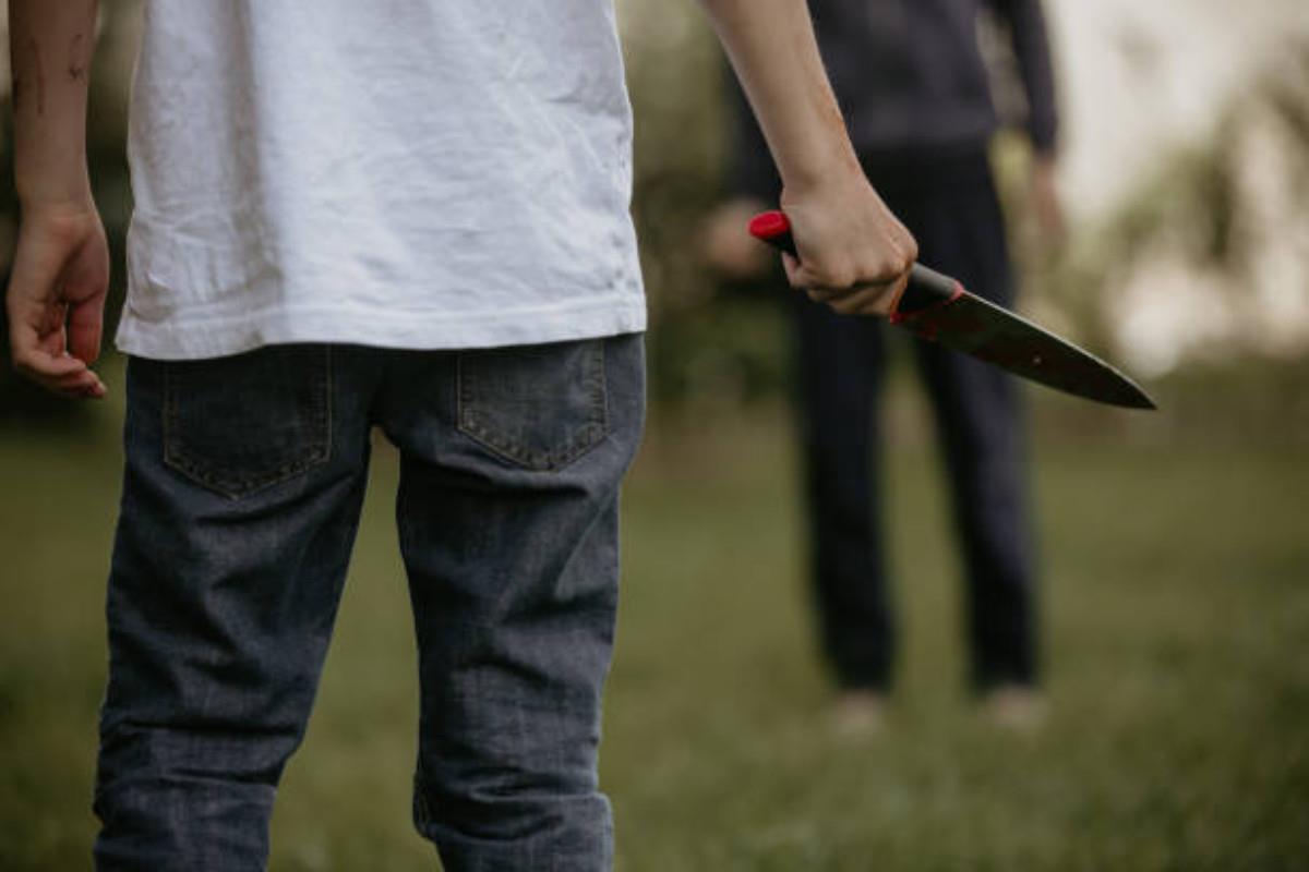 Adolescente portando un cuchillo Foto: Pexels