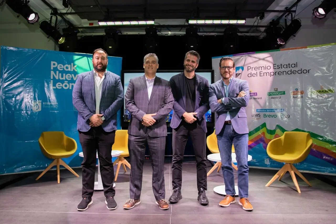 En la imagen el secretario de Economía de Nuevo León, Iván Rivas, durante la presentación del Premio Estatal del Emprendedor. Foto: X @Economia_NL