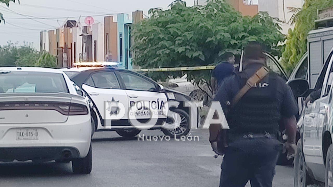 Policías del municipio de Ciénega de Flores afuera del domicilio donde ocurrió el hecho. Foto: Raymundo Elizalde.