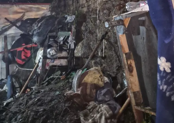 Se derrumba cerro en Naucalpan, EdoMex; entierra vivienda y una primaria