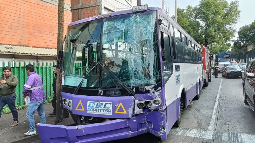 Choque entre tráiler y transporte público en Circuito Interior deja 20 heridos