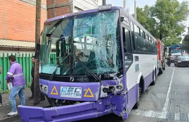 Choque entre tráiler y transporte público en Circuito Interior deja 20 heridos