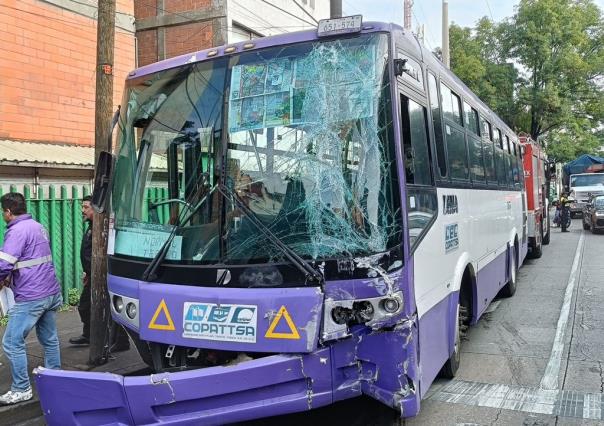 Choque entre tráiler y transporte público en Circuito Interior deja 20 heridos