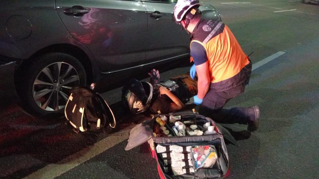 Colisión entre un auto y moto deja un lesionado en Monterrey