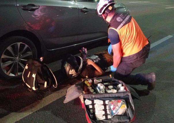 Colisión entre un auto y moto deja un lesionado en Monterrey