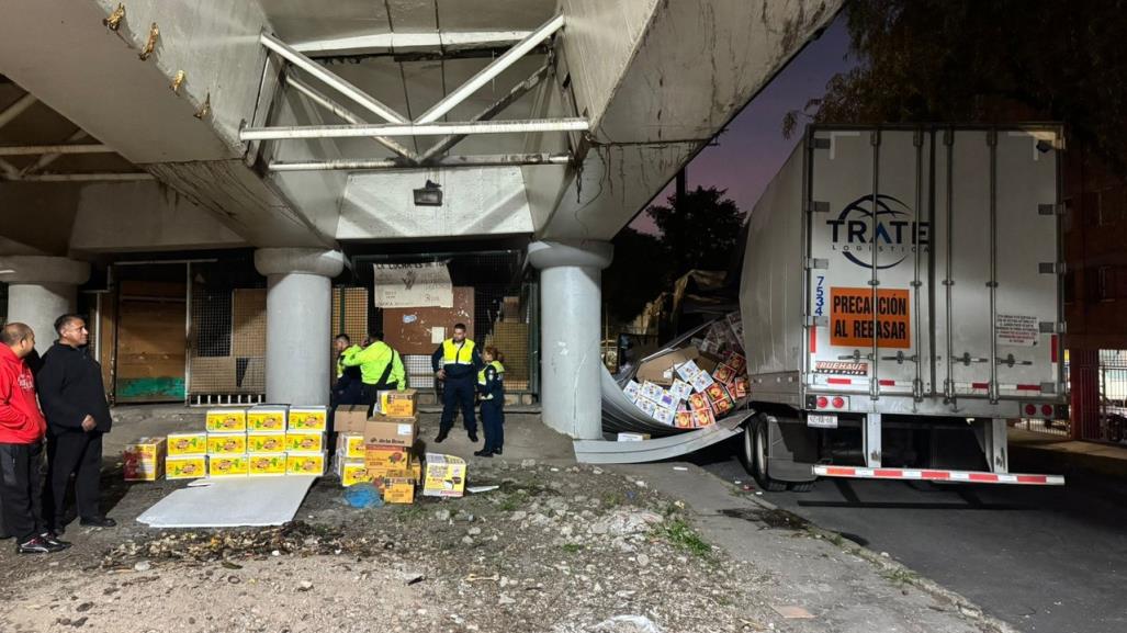 Se atora tráiler cargado de dulces De la Rosa, en bajo puente de Iztapalapa