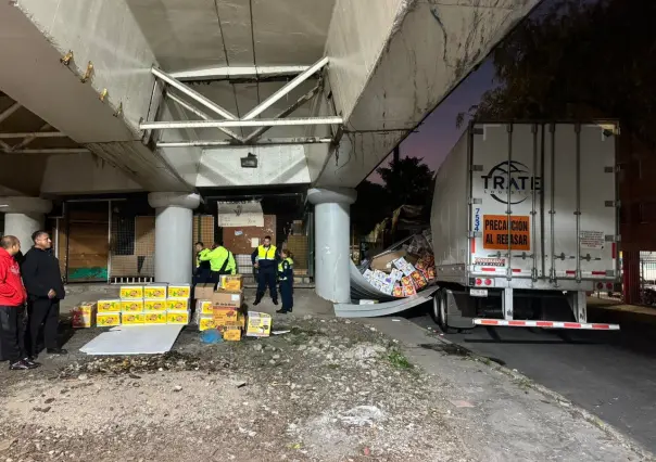 Se atora tráiler cargado de dulces De la Rosa, en bajo puente de Iztapalapa