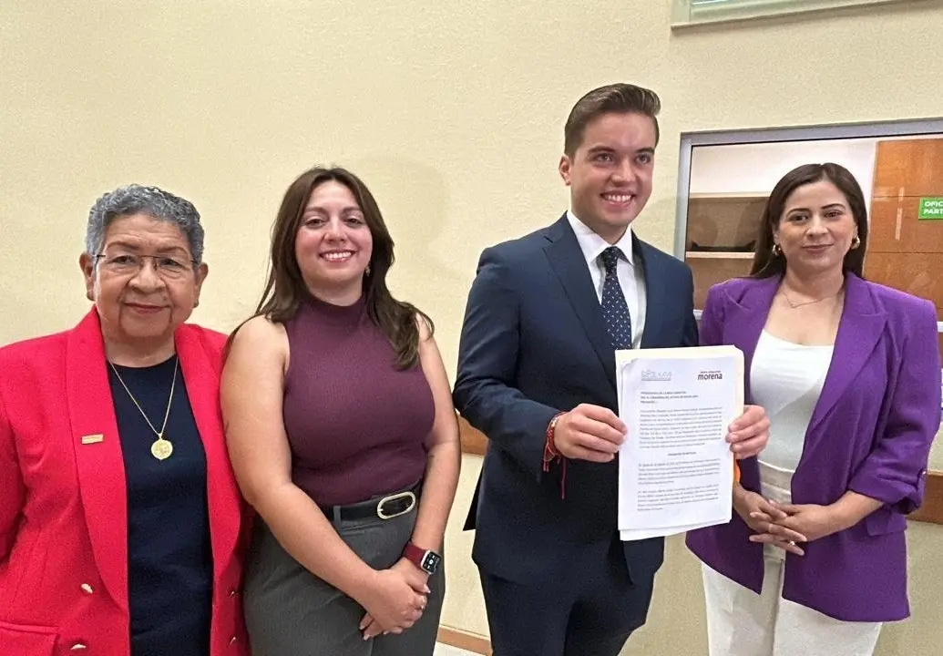 Jesús Elizondo junto a las diputadas de Morena, Berenice Martínez, Reyna Reyes y Greta Barra. Foto: Armando Galicia.